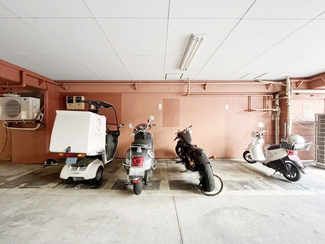【駐車場】 | ノア道玄坂 | バイク置き場。空き区画の有無や駐輪料金、サイズおよび排気量規定などについては、改めてお問い合わせください。～即日のご見学可能～　お問合せはお気軽にどうぞ。
