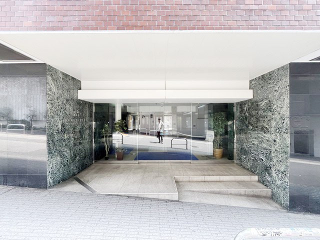 【エントランス】 | ノア道玄坂 | お客様を、そして住人を出迎えてくれるマンションのエントランス。ゴミが落ちていないことからも、管理状態の良さや住民の節度の高さが見て取れます。～即日のご見学可能～　お問合せはお気軽にどうぞ。
