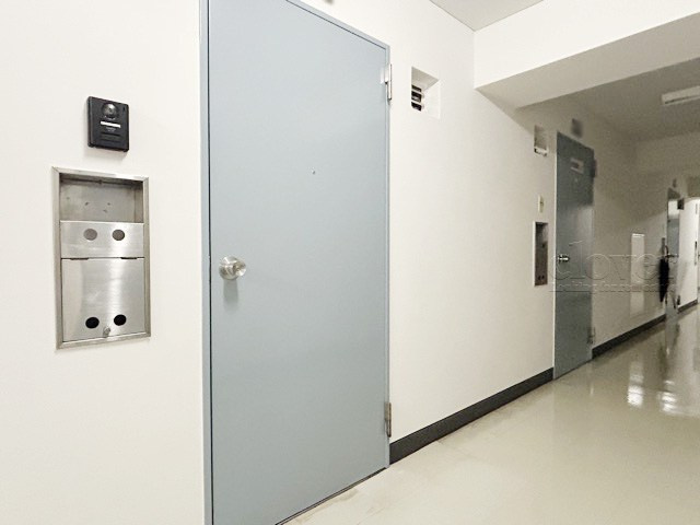 【その他共用部分】 | ノア道玄坂 | 皆様をお迎えする、お部屋の玄関ドア。開けやすさや開放角度、ドアノブの操作しやすさや鍵の形状などを、現地で一度ご確認ください。～即日のご見学可能～　お問合せはお気軽にどうぞ。
