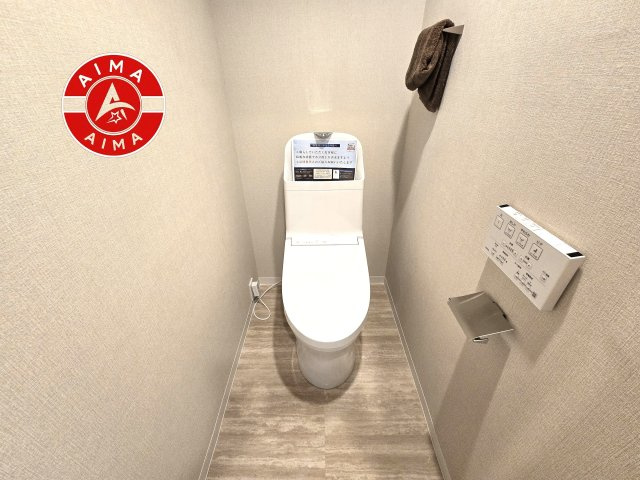 アーサー大橋エクシオ2のトイレ|白を基調とした、シンプルながらも落ち着くデザイン。洗浄付き温水便座で機能性も兼ね備えています