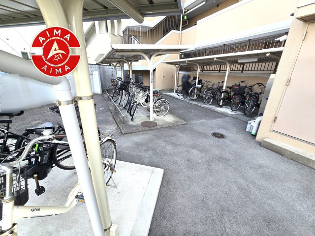 アーサー大橋エクシオ2の駐輪場|屋根付きの駐輪場なので雨の日でも安心です。