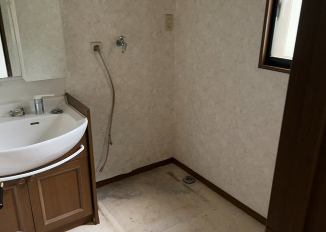 【脱衣所】 | 多くの戸建て住宅で見かける洗面脱衣所は、洗面台と洗濯機が2畳ほどのスペースに並べられていて、洗面所が脱衣所を兼ね備えている間取りが一般的です。お客様が利用することもある、パブリックな空間でもあります。