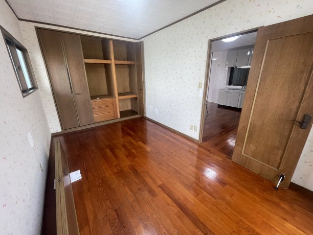 浦添市勢理客（1棟売店舗付きアパート）の洋室|（2階ワンフロア）広々洋室＋収納付き♪