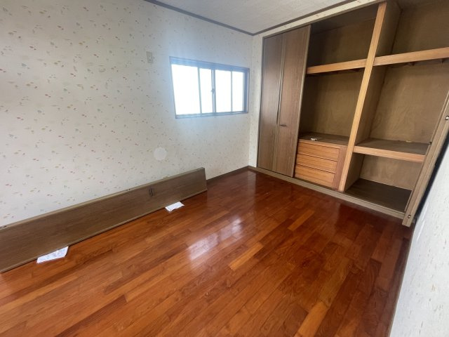 浦添市勢理客（1棟売店舗付きアパート）の洋室|（2階ワンフロア）広々洋室＋収納付き♪
