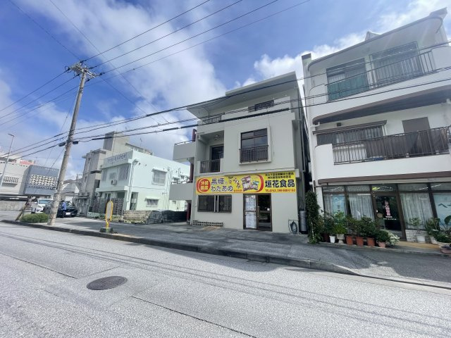 浦添市勢理客（1棟売店舗付きアパート）の外観|1棟売店舗付きアパート♪1階：店舗＋住居1室/2階：ワンフロア（空き）/3階：住居2室