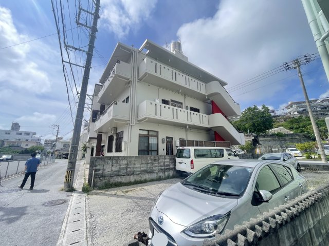 浦添市勢理客（1棟売店舗付きアパート）の外観|1棟売店舗付きアパート♪1階：店舗＋住居1室/2階：ワンフロア（空き）/3階：住居2室