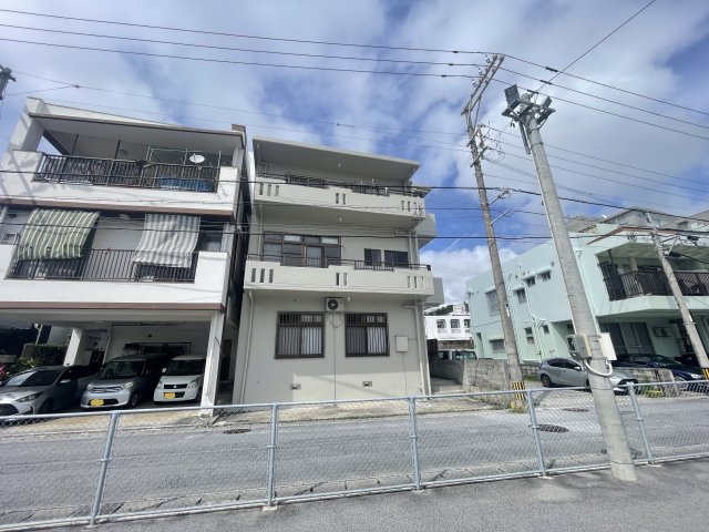 浦添市勢理客（1棟売店舗付きアパート）の外観|1棟売店舗付きアパート♪1階：店舗＋住居1室/2階：ワンフロア（空き）/3階：住居2室