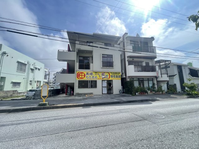 浦添市勢理客（1棟売店舗付きアパート）の外観|1棟売店舗付きアパート♪1階：店舗＋住居1室/2階：ワンフロア（空き）/3階：住居2室