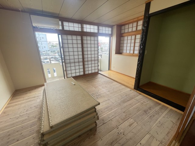 浦添市勢理客（1棟売店舗付きアパート）の和室|（2階ワンフロア）和室8帖♪