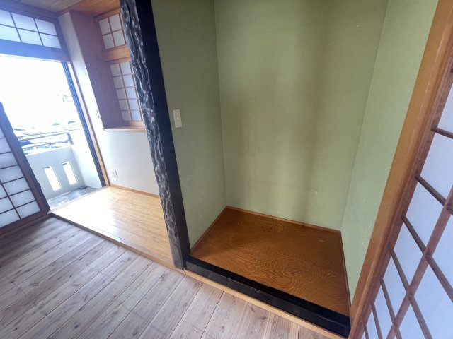 浦添市勢理客（1棟売店舗付きアパート）の和室|（2階ワンフロア）床の間付き♪