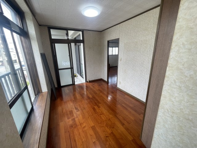 浦添市勢理客（1棟売店舗付きアパート）の洋室|（2階ワンフロア）広々洋室＋収納付き♪