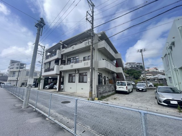 浦添市勢理客（1棟売店舗付きアパート）の外観|1棟売店舗付きアパート♪1階：店舗＋住居1室/2階：ワンフロア（空き）/3階：住居2室