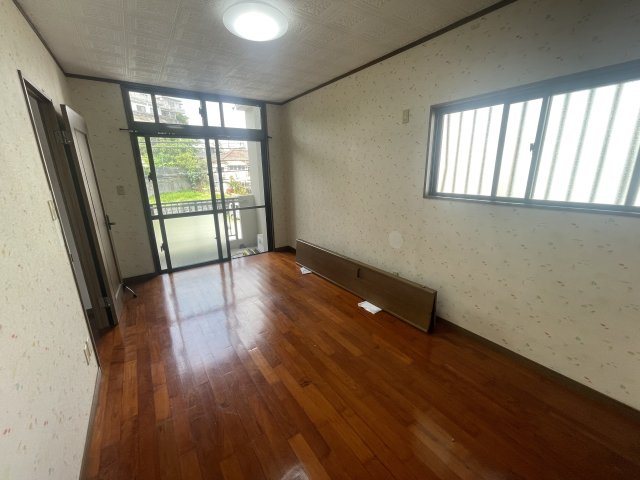 浦添市勢理客（1棟売店舗付きアパート）の洋室|（2階ワンフロア）広々洋室＋収納付き♪