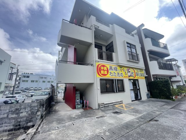 浦添市勢理客（1棟売店舗付きアパート）の外観|1棟売店舗付きアパート♪1階：店舗＋住居1室/2階：ワンフロア（空き）/3階：住居2室