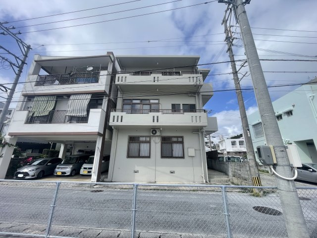 浦添市勢理客（1棟売店舗付きアパート）の外観|1棟売店舗付きアパート♪1階：店舗＋住居1室/2階：ワンフロア（空き）/3階：住居2室