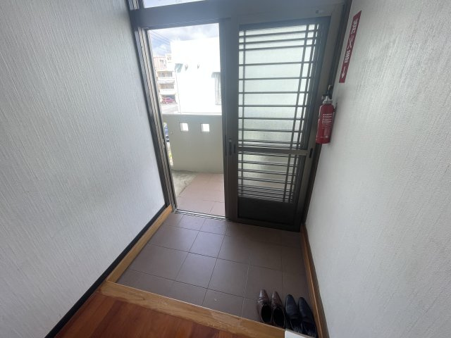 浦添市勢理客（1棟売店舗付きアパート）の玄関|（2階ワンフロア）玄関引き戸♪