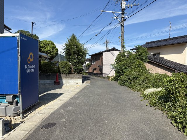 ブルーミングガーデン小倉南区横代北町5丁目の前面道路含む現地写真|前面道路幅員約4.0メートルです