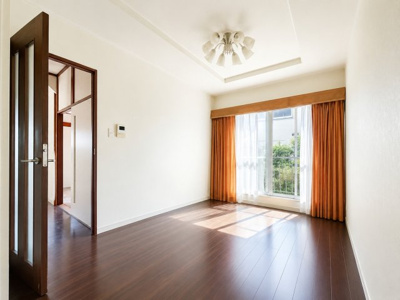 【洋室】 | ◆◇横浜市港南区笹下5丁目　中古戸建◇◆ | ◆一家だんらんのスペースとなるＬＤＫ。窓から明るい光が差し込み、思わず家族の会話も弾む快適な空間。　※画像はAIにて加工しております。