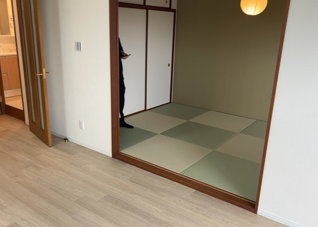 【居間・リビング】 | ロイヤルステージ相模原番田 | 直線タイプはLとDKを一直線に並べた形で対面キッチンのタイプです。一般的なのでよく見かけるかもしれません。直線タイプに似た直接アイランドタイプは、キッチンとダイニングの間に壁がない分広く感じられます。