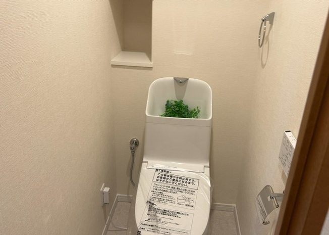 【トイレ】 | ロイヤルステージ相模原番田 | トイレは大きさや形、機能、抗菌性などが異なる多種多彩なタイプが各メーカーから出ています。それぞれに良さがあるため、事前にどういったタイプのトイレがいいのかをご家庭内で決めて、内見に行くといいでしょう。
