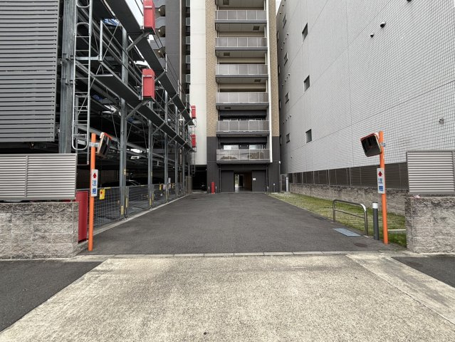 プレサンスロジェ志賀本通の駐車場