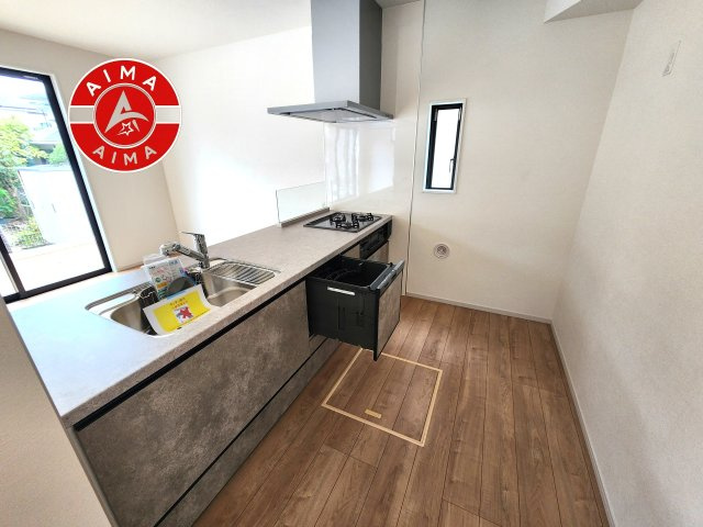 福岡市東区雁の巣2丁目第8-1棟(1号棟)のキッチン|ダイニングテーブルへの配膳がラクラク、お料理はかどるカウンター付きシステムキッチン！