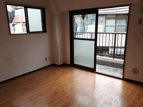２面採光の明るい部屋です。