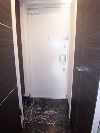 グラントゥルース東十条の玄関
