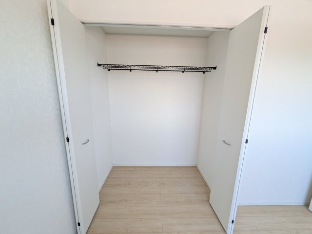 つくば市北条　第3　新築戸建て　1号棟の収納|大容量のクローゼットを完備。衣類から季節家電までスッキリ片付き、空間を有効活用できます。