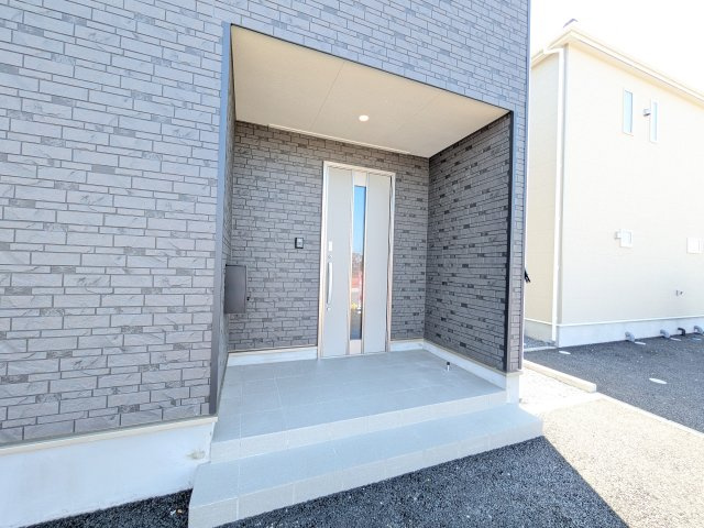 つくば市北条　第3　新築戸建て　1号棟の玄関|玄関ドアはカードキーで開閉も楽々♪
スマホでの開錠と施錠も可能です！
玄関上部には人感センサー付きのダウンライトがあるので、夜間の帰宅時に自動で点灯してくれます♪
防犯対策面にも一役買ってくれます！