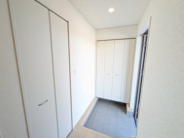 つくば市北条　第3　新築戸建て　1号棟の玄関|家族全員の靴がスッキリ片付く大容量シューズボックス完備。お客様を気持ちよく迎えられる、明るく清潔感あふれる玄関です。
