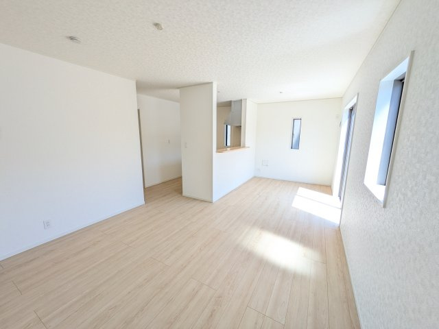 つくば市北条　第3　新築戸建て　1号棟の居間・リビング|家族の会話が自然と弾む、広々としたゆとりのLDK。南西向きの窓からたっぷりの光が射し込む明るく快適な空間です。