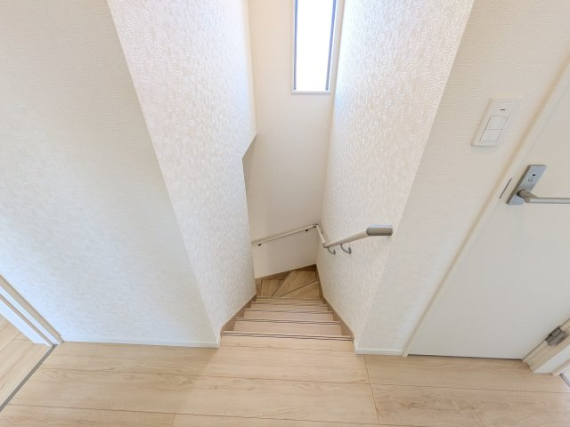 つくば市北条　第3　新築戸建て　1号棟の内装|窓付きで明るい階段は、手すり付きでお子様からご年配の方まで安心して上り下りができます♪