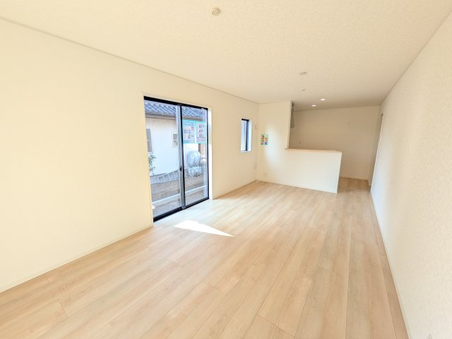 つくば市北条　第3　新築戸建て　1号棟の居間・リビング|居心地の良いデザインと機能性を両立。ご友人を招いたり、趣味を楽しんだり、様々なシーンで活躍する団らんの中心地です。