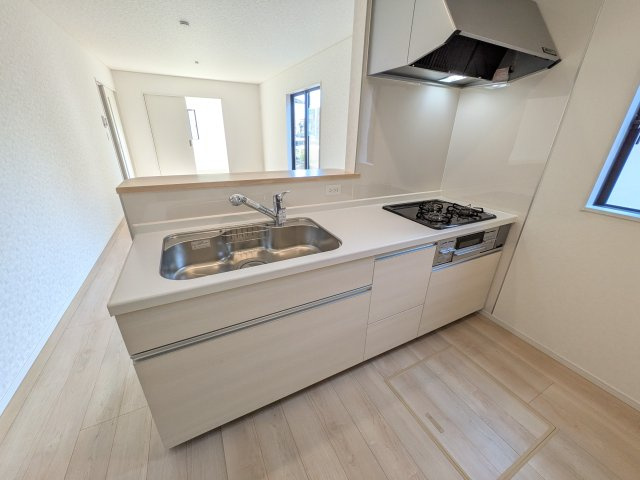 つくば市北条　第3　新築戸建て　1号棟のキッチン|対面式カウンターでリビングとの一体感を演出。使いやすい動線と豊富な収納で、毎日の料理時間も快適に過ごせます。
