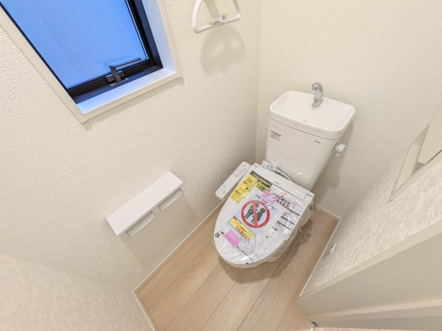 つくば市北条　第3　新築戸建て　1号棟のトイレ|少ない水でもパワフルに洗浄する節水設計。清潔さと機能性を両立させた、毎日気持ち良く使えるトイレ空間です。
