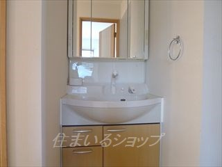 広島市安佐北区真亀５丁目のテラスの設備|２階のシャンプードレッサーとトイレ