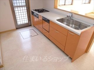 広島市安佐北区真亀５丁目のテラスのキッチン|勝手口・床下収納あり