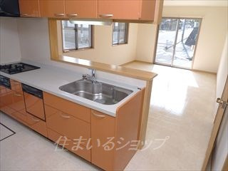 広島市安佐北区真亀５丁目のテラスの居間・リビング|人気の対面キッチン