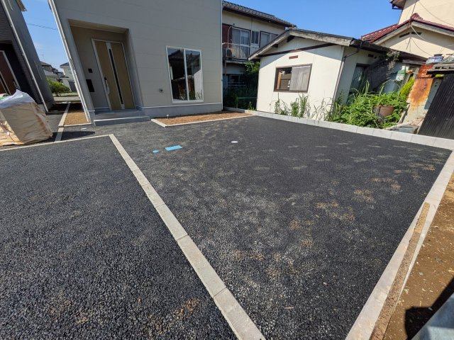 つくばみらい市小絹　第4　新築戸建て　3号棟の駐車場|駐車2台可能で、出し入れしやすいゆとりのカースペース。
月々の駐車場代が不要な点も大きな魅力です。