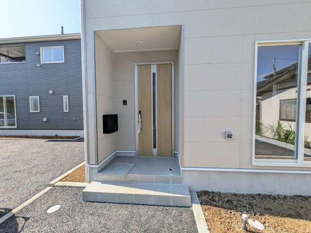 つくばみらい市小絹　第4　新築戸建て　3号棟の玄関|玄関ドアはカードキーで開閉も楽々♪
スマホでの開錠と施錠も可能です！
玄関上部には人感センサー付きのダウンライトがあるので、夜間の帰宅時に自動で点灯してくれます♪
防犯対策面にも一役買ってくれます！