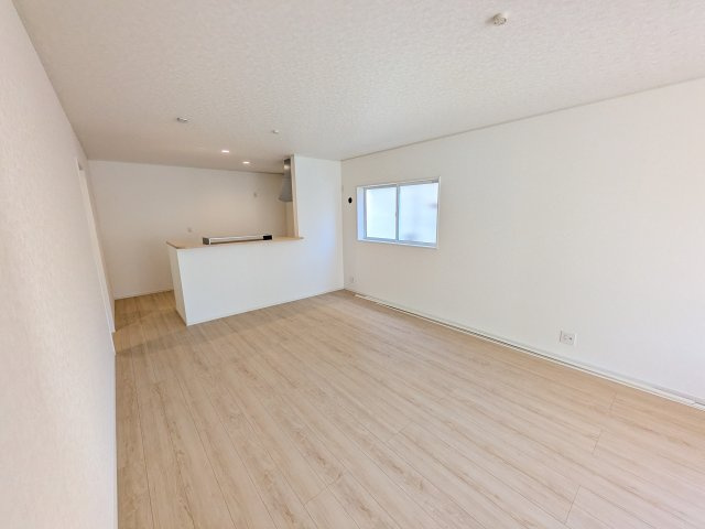 つくばみらい市小絹　第4　新築戸建て　3号棟の居間・リビング|家族の会話が自然と弾む、広々としたゆとりのLDK。南西向きの窓からたっぷりの光が射し込む明るく快適な空間です。
