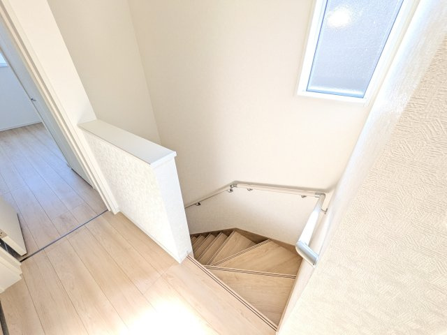 つくばみらい市小絹　第4　新築戸建て　3号棟の内装|窓付きで明るい階段は、手すり付きでお子様からご年配の方まで安心して上り下りができます♪