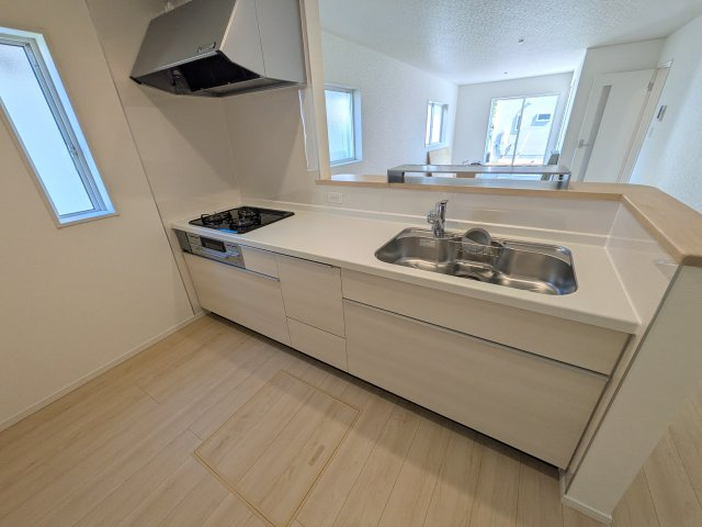 つくばみらい市小絹　第4　新築戸建て　3号棟のキッチン|対面式カウンターでリビングとの一体感を演出。使いやすい動線と豊富な収納で、毎日の料理時間も快適に過ごせます。