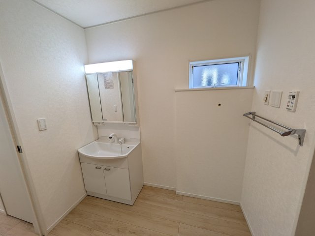 つくばみらい市小絹　第4　新築戸建て　3号棟の独立洗面台|三面鏡の洗面化粧台はミラー扉の内側がすべて収納スペースになっており、収納力も魅力的です♪
ボックスティッシュも収納可能で、可変トレイは収納物に応じて高さ調整ができます！
取り外して洗えるので清潔です♪