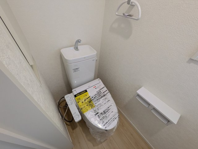 つくばみらい市小絹　第4　新築戸建て　3号棟のトイレ|少ない水でもパワフルに洗浄する節水設計。清潔さと機能性を両立させた、毎日気持ち良く使えるトイレ空間です。