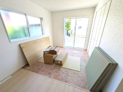 つくばみらい市小絹　第4　新築戸建て　3号棟の和室|リビングとの続き間になっているので、お子様の遊ぶスペースやお昼寝などにも使えます！
押し入れもあり収納にも困りません♪