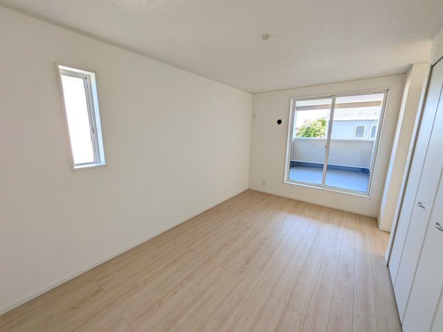 つくばみらい市小絹　第4　新築戸建て　3号棟の洋室|バルコニーに面した明るい２面採光で、毎朝爽やかな光を感じられます。