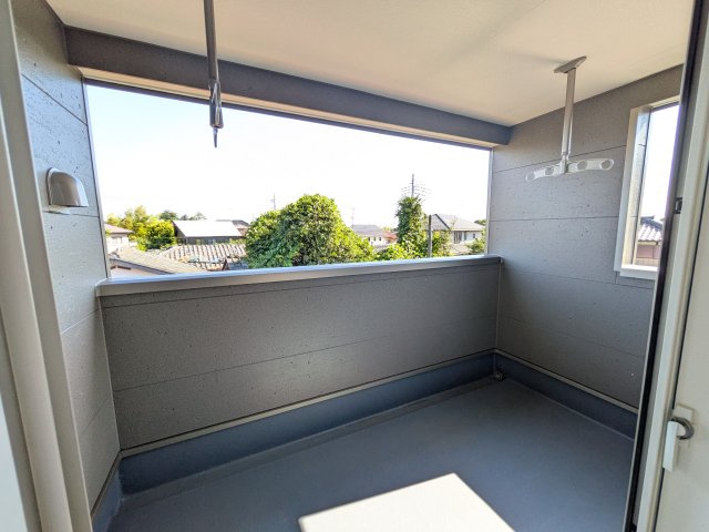 つくばみらい市小絹　第4　新築戸建て　4号棟のバルコニー|人気のインナーバルコニー。室内と一体感があり、雨の日のお子様の遊び場や、ペットの安全な外気浴スペースにも最適です♪