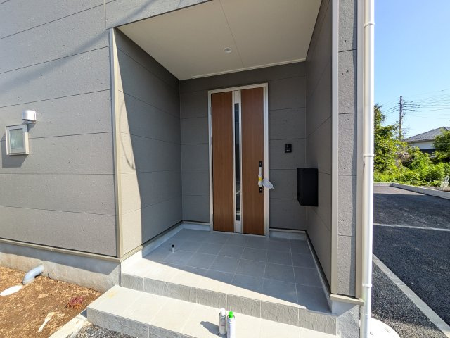 つくばみらい市小絹　第4　新築戸建て　4号棟の玄関|玄関ドアはカードキーで開閉も楽々♪
スマホでの開錠と施錠も可能です！
玄関上部には人感センサー付きのダウンライトがあるので、夜間の帰宅時に自動で点灯してくれます♪
防犯対策面にも一役買ってくれます！